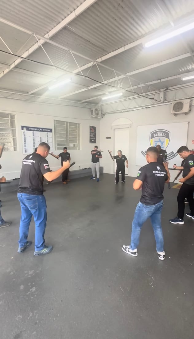 Turma reunida em ambiente interno durante treinamento